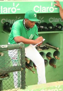 rodney-linares-escribiendo