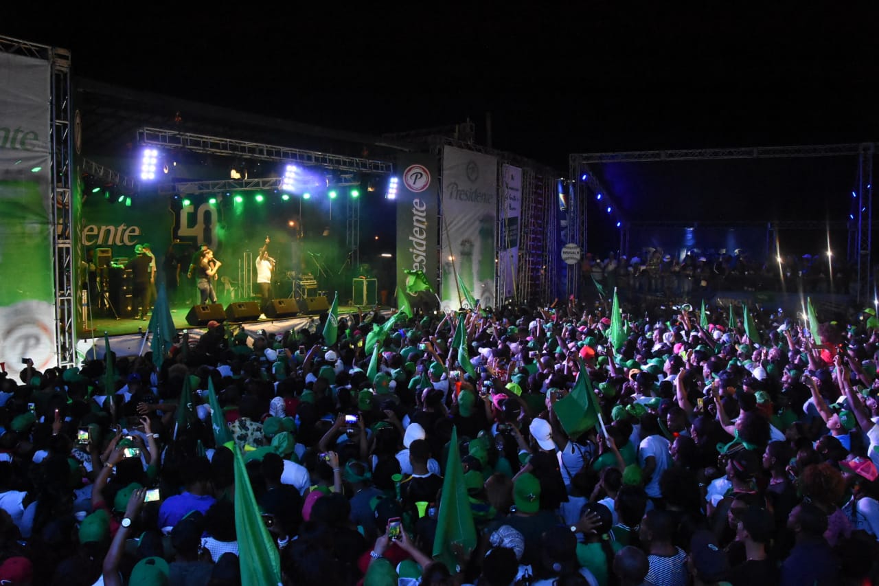 Estrellas hacen desfile y fiesta popular en San Pedro de Macorís.